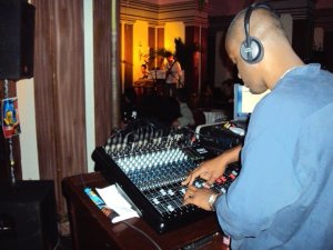 Yoyi, the music and dance guide